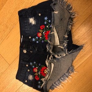 Mid rise jean shorts with flowery pattern